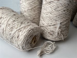 Tyk uspundet uld - 100% uld i hvid / brun, ca. 600 gram